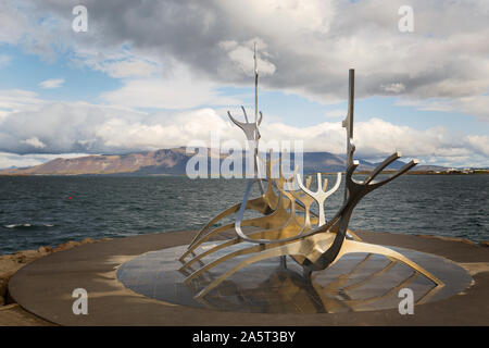 Le soleil Sculpture Voyager à Reykjavik, Islande Banque D'Images