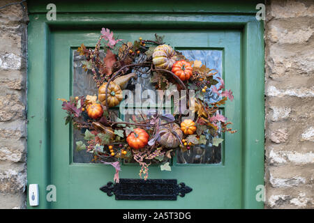 Couronne d'automne sur un livre vert de la porte du chalet à Woodstock, Oxfordshire, UK Banque D'Images