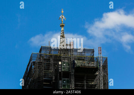 Octobre 22, 2019, Londres, Royaume-Uni : le clocher de Big Ben est visible après la dépose de l'échafaudage. .La rénovation du Big Ben a commencé en 2017 et doit être achevé en 2021, laissant l'emblématique tour de l'horloge à parlement complètement masqué par un échafaudage. (Crédit Image : © Steve Taylor/SOPA des images à l'aide de Zuma sur le fil) Banque D'Images