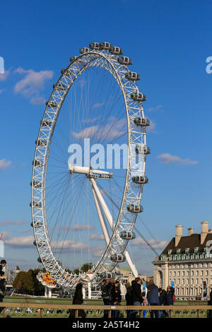 Londres, Royaume-Uni. 22 octobre, 2019. Le London Eye sous un ciel bleu ensoleillé sur une journée d'automne. Crédit : Steve Taylor/SOPA Images/ZUMA/Alamy Fil Live News Banque D'Images