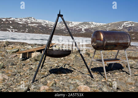 La Norvège paysage, neige et montagne avec barbecue dans l'aride désert. Banque D'Images