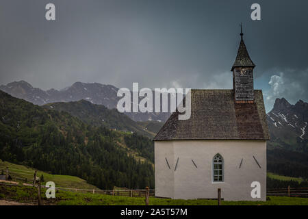 Belle vue panoramique du paysage alpin avec chalets traditionnels en bois sur Scenic Alpe di Siusi avec de célèbres pics Langkofel morni lumineux Banque D'Images