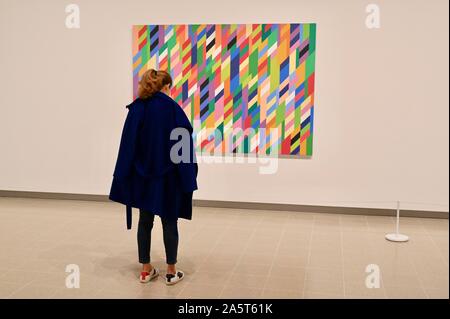 Vue d'installation de 'à partir de maintenant'. Exposition rétrospective de Bridget Riley. La Hayward Gallery, Londres, Southbank. UK Banque D'Images