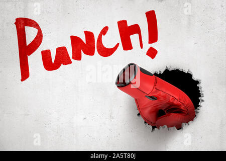 Le rendu 3D de gant de boxe rouge casser mur blanc avec rouge 'Punch' signe sur fond blanc. Banque D'Images