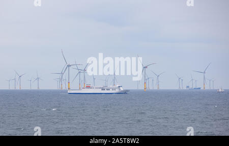 Les éoliennes en mer, mer Baltique Banque D'Images