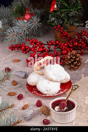 Les cookies de Noël traditionnel couvert de boules de biscuits aux amandes en poudre sucre glace farci aux noix Confiture de framboises. Gâteaux de thé russe, Mexicaine tue Banque D'Images