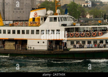 Istanbul et l'embarcadère des ferries d'istanbul. célèbre connu sous le nom de vapur. Le transport public sur mer. Relier l'Asie et l'Europe. Banque D'Images