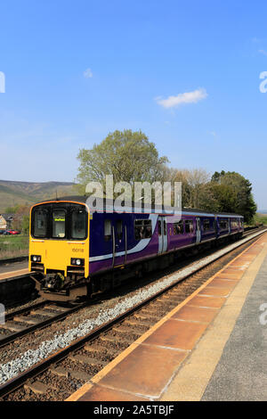 Les trains du Nord 150118 à Edale Gare, Parc national de Peak District, Derbyshire, Angleterre, RU Banque D'Images