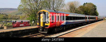 East Midlands Trains 158812 à Edale Gare, Parc national de Peak District, Derbyshire, Angleterre, RU Banque D'Images