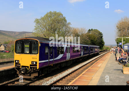 Les trains du Nord 150118 à Edale Gare, Parc national de Peak District, Derbyshire, Angleterre, RU Banque D'Images