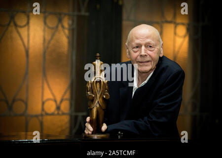 Prague, République tchèque. 22 octobre, 2019. L'écrivain français Pierre Michon, 74 ans, a reçu le prix Franz Kafka à l'Ancien hôtel de ville de Prague, en République tchèque, le 22 octobre 2019. Credit : Katerina Sulova/CTK Photo/Alamy Live News Banque D'Images