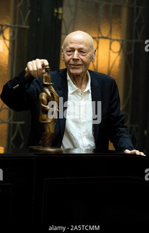 Prague, République tchèque. 22 octobre, 2019. L'écrivain français Pierre Michon, 74 ans, a reçu le prix Franz Kafka à l'Ancien hôtel de ville de Prague, en République tchèque, le 22 octobre 2019. Credit : Katerina Sulova/CTK Photo/Alamy Live News Banque D'Images