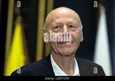 Prague, République tchèque. 22 octobre, 2019. L'écrivain français Pierre Michon, 74 ans, a reçu le prix Franz Kafka à l'Ancien hôtel de ville de Prague, en République tchèque, le 22 octobre 2019. Credit : Katerina Sulova/CTK Photo/Alamy Live News Banque D'Images