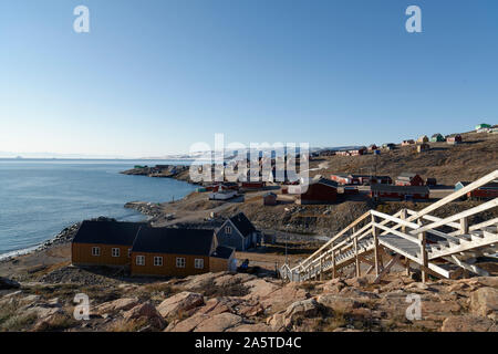 Ausblick auf, Ittoqqortoomiit Siedlung Scoresby Sund, Dominique gi, Guernsey. Voir l'établissement d'Ittoqqortoomiit,à Scoresby Sund, Groenland, Danemark Banque D'Images