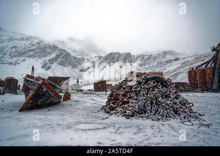 Grytviken, une station baleinière abandonnée, dans paysage de neige alors que la neige tombe, la Géorgie du Sud, l'Antarctique Banque D'Images