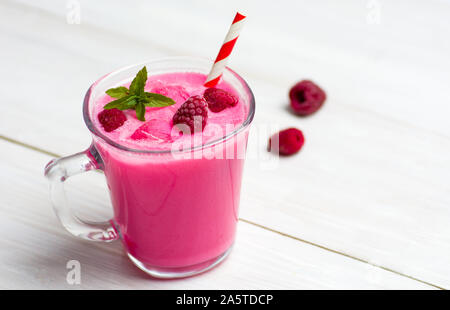 Smoothie framboise fait maison dans un verre décoré Banque D'Images