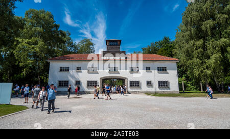 Munich 2019. Préparer les touristes à visiter la région en face de l'entrée de l'historique du camp de concentration de Dachau. Août 2019 à Munich. Banque D'Images