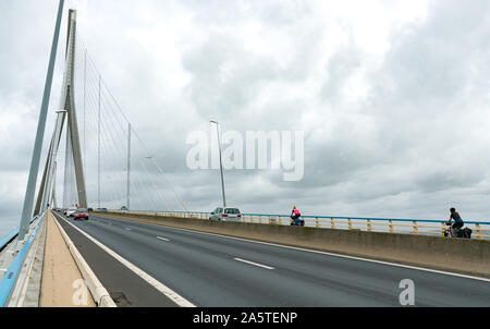 Honfleur, Calvados / France - 15 août 2019 : les cyclistes et le trafic de la traversée du Pont de Normandie entre Le Havre et Honfleur Banque D'Images