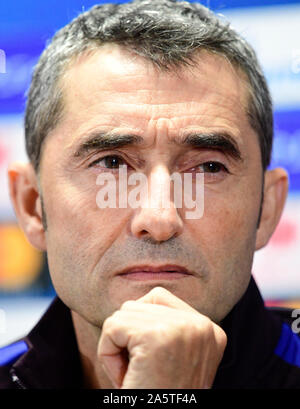 Sinobo Stadium, Prague. 22 octobre, 2019. L'entraîneur du FC Barcelone ERNESTO VALVERDE prend la parole lors de la conférence de presse avant la Ligue des Champions de football groupe F 3ème tour match Slavia Praha vs FC Barcelone en Sinobo Stadium, Prague, République tchèque, le 22 octobre 2019. Photo : CTK/Vondrous Romain Photo/Alamy Live News Banque D'Images