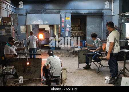 Maurice verre ; souffleurs travailler dans l'intérieur de la galerie de verre, Maurice, Ile Maurice ville Vacoas-phŒnix Banque D'Images