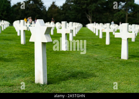 Omaha Beach, Normandie / France - 16 août 2019 : avis de pierres tombales dans le cimetière américain de Omaha Beach en Normandie Banque D'Images