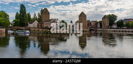 Strasbourg, Bas-Rhin / France - 10 août 2019 - vue sur la vieille ville et les canaux de Strasbourg avec un navire passant par Banque D'Images