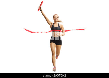 Portrait d'une femme athlète terminant une course de relais avec une matraque dans sa main isolé sur fond blanc Banque D'Images