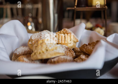 De délicieux scones de près de Eynsham une serviette blanche. Anglais nourriture exquise Baker. Hôtel particulier classé Grade II près de North Leigh près de Oxford Banque D'Images
