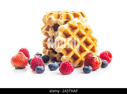 Gaufres aux bleuets et framboises isolé sur fond blanc. Banque D'Images