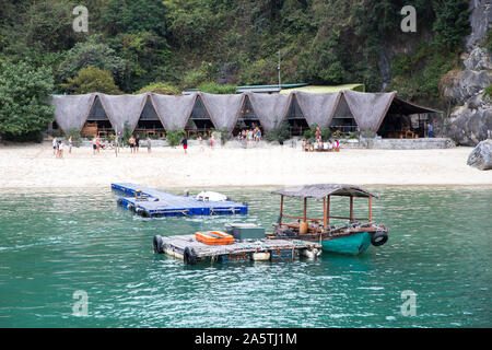 Une île idyllique beach resort dans la baie d'Halong, Vietnam. Banque D'Images