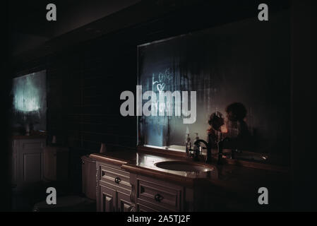 Mère et fille dans la salle de bains Banque D'Images