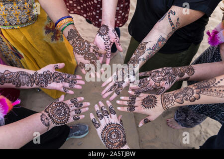 Close up de huit mains et bras avec modèles mehndi sur eux. Banque D'Images