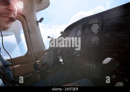 Vue à l'intérieur du cockpit d'un petit avion avec un pilote à off Banque D'Images