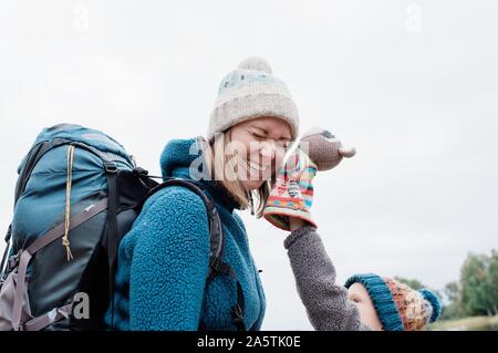 Mère et fils jouant et riant tout en camping à l'extérieur Banque D'Images