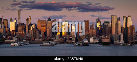 Coucher de soleil sur la ville de New York Midtown West de gratte-ciel. Vue panoramique sur Manhattan et les banques de la rivière Hudson. NY, USA Banque D'Images