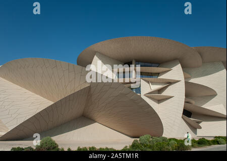 Conçu par l'architecte Jean Nouvel lauréat du Prix du Musée national du Qatar, connu aussi sous le nom de Desert Rose dans la capitale Doha Banque D'Images