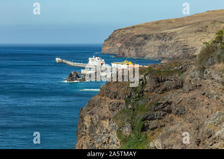 Voir de Cape Point de Faro à la jetée du port de San Sebastian - capitale de l'île de La Gomera, avec deux ferries entre Tenerife Banque D'Images