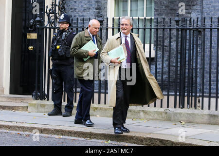 Downing Street, London, UK. 22 Oct 2019 - Owen Patterson (avant) et Iain Duncan Smith (arrière) les membres du groupe de recherche (ERG), quitte Downing Street après la réunion du Cabinet. Credit : Dinendra Haria/Alamy Live News Banque D'Images