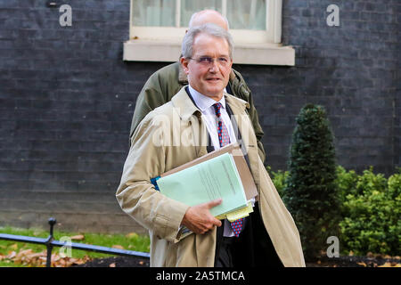 Downing Street, London, UK. 22 Oct 2019 - Owen Patterson, un des membres du groupe de recherche (ERG), quitte Downing Street après la réunion du Cabinet. Credit : Dinendra Haria/Alamy Live News Banque D'Images