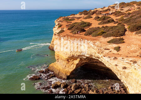 Benagil est un petit village portugais sur la côte atlantique dans la municipalité de Lagoa, Algarve, Benagil grottes sont un endroit populaire pour des excursions en mer Banque D'Images