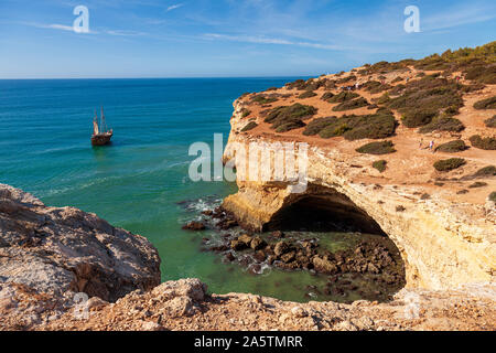 Benagil est un petit village portugais sur la côte atlantique dans la municipalité de Lagoa, Algarve, Benagil grottes sont un endroit populaire pour des excursions en mer Banque D'Images