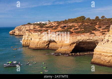 Benagil est un petit village portugais sur la côte atlantique dans la municipalité de Lagoa, Algarve, Benagil grottes sont un endroit populaire pour des excursions en mer Banque D'Images