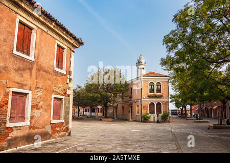 Les bâtiments historiques de l'île Burano près de Venise, Italie. Banque D'Images