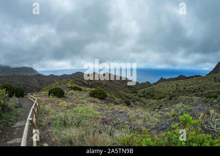 Routes rurales étroites dans les montagnes du Parc Naturel de Majona. Les nuages humides basses suspendues sur la pistes vertes. Vue de la partie nord-est de La Gomera Banque D'Images