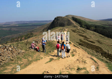 Les promeneurs sur Loosehill Ridge, Vale de Edale, Derbyshire, Peak District National Park, Angleterre Banque D'Images