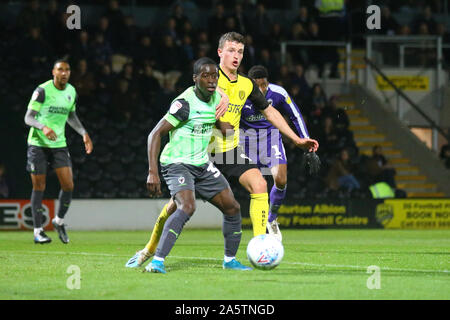 Burton upon Trent, Royaume-Uni. 22 octobre, 2019. Nathan Broadhead de Burton Albion (9) batailles pour la balle avec Paul Osew d'AFC Wimbledon (37) au cours de l'EFL Sky Bet League 1 match entre Burton Albion et l'AFC Wimbledon au stade de Pirelli, Burton upon Trent, en Angleterre le 23 octobre 2019. Photo par Mick Haynes. Usage éditorial uniquement, licence requise pour un usage commercial. Aucune utilisation de pari, de jeux ou d'un seul club/ligue/dvd publications. Credit : UK Sports Photos Ltd/Alamy Live News Banque D'Images