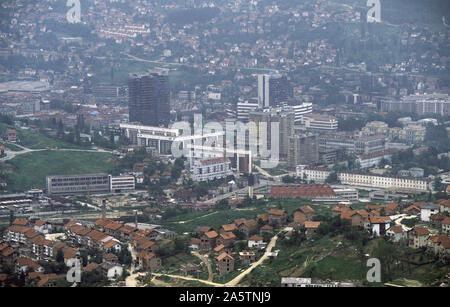 6 juin 1993 pendant le siège de Sarajevo : la vue au sud-est de la colline de ronflement. La chambre lits jumeaux Unis Tours (à gauche), l'hôtel Holiday Inn jaune (centre-frame) avec le bâtiment incendié l'Assemblée parlementaire de la Bosnie-Herzégovine immédiatement ci-dessus. Banque D'Images