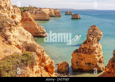Praia da Marinha, robuste côte rocheuse de grès, formations rocheuses dans la mer, Algarve, Portugal Banque D'Images