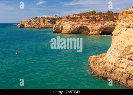 Vue de la côte de l'algarve la fin de l'été d'affleurements rocheux grottes et falaises de la mer Banque D'Images