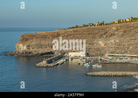 Tôt le matin de temps chaud et ensoleillé au calme dans la plage et du port. Vue aérienne de Playa De Santiago. Vue panoramique, objectif fisheye, grand angle. La Gomera, Banque D'Images